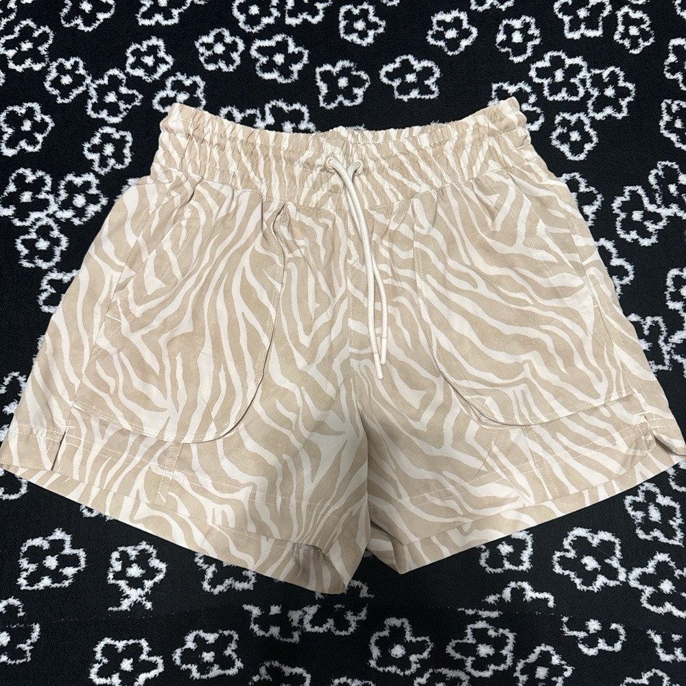 Old Navy Women's Tan Zebra Cargo Shorts